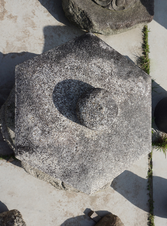 Kodai Yukimi Gata Ishidōrō, Japanese Stone Lantern - YO01010262
