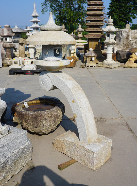 Maru Rankei Gata Ishidoro, Japanese Stone Lantern - YO01010465