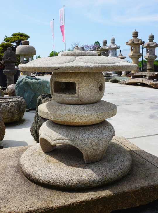 Maru Yukimi Gata Ishidōrō, Japanese Stone Lantern - YO01010303