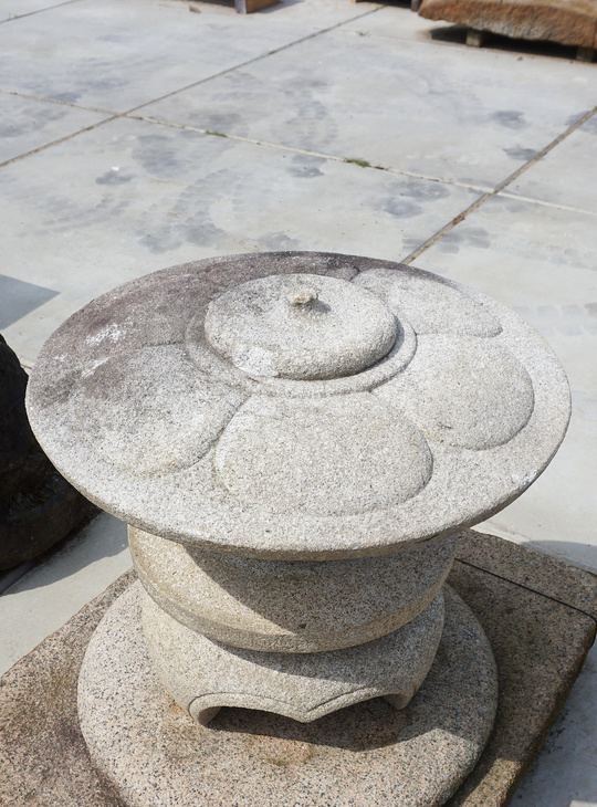 Maru Yukimi Gata Ishidoro, Japanese Stone Lantern - YO01010303