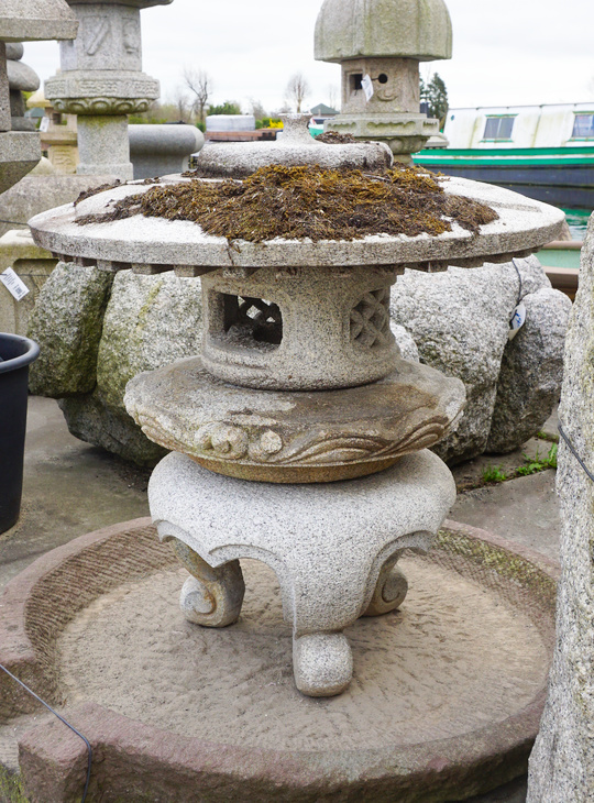 Maru Yukimi Gata Ishidoro, Japanese Stone Lantern - YO01010543