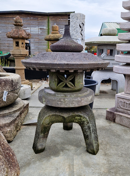Maru Yukimi Gata Ishidoro, Japanese Stone Lantern - YO01010562