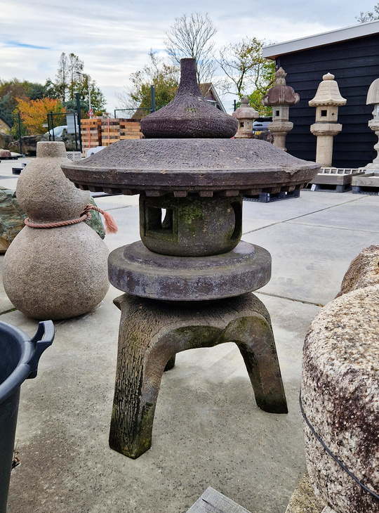 Maru Yukimi Gata Ishidoro, Japanese Stone Lantern - YO01010562