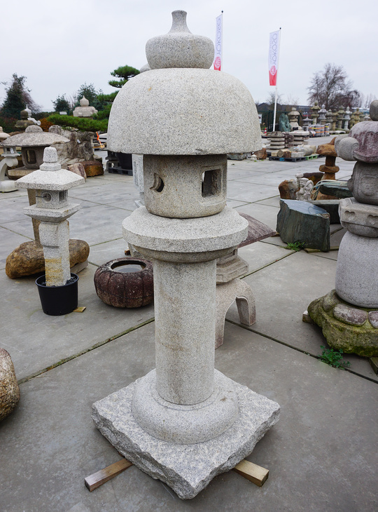 Momoyama Gata Ishidoro, Japanese Stone Lantaarn - YO01010369