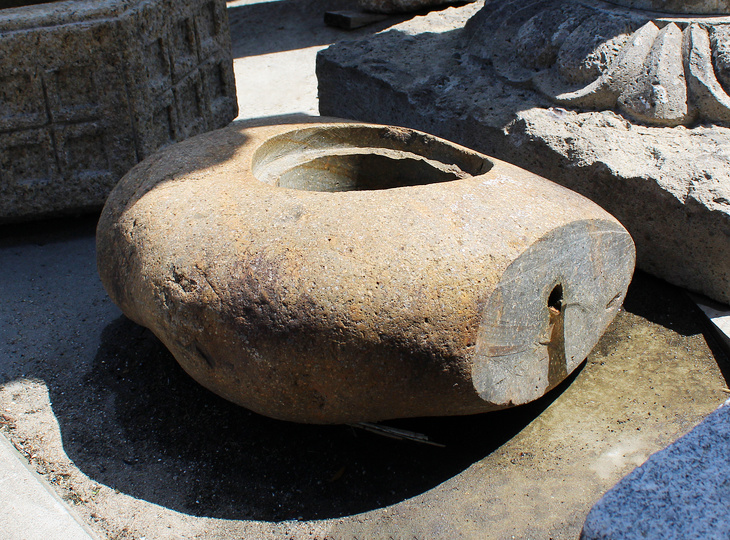 Buy Kawaishi Chozubachi, Japanese Tsukubai Water Basin for sale - YO03010350