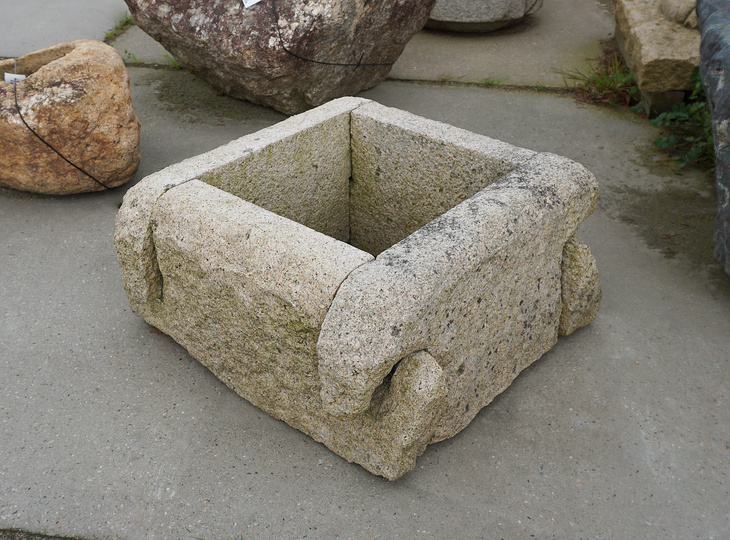Izutsu, Japanese Stone Well Enclosure - YO07010163