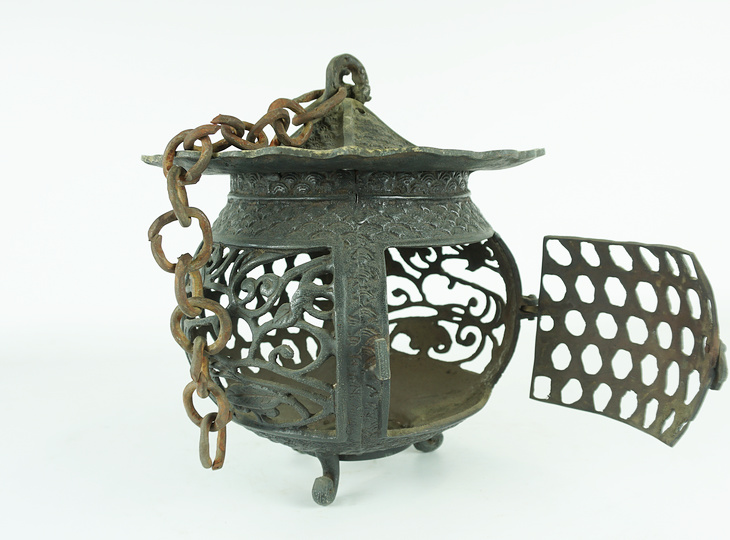 Marugata Tsuridōrō, Japanese Antique Metal Lantern - YO23010159