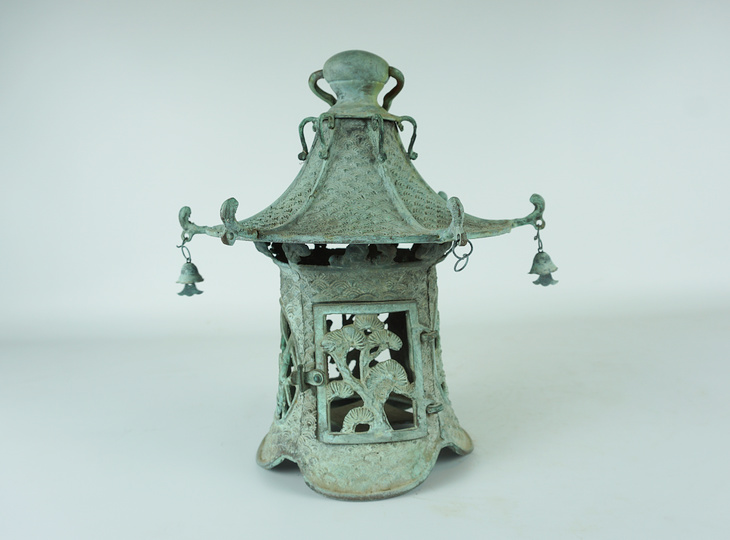Ryū no Uroko Tsuridōrō, Japanese Antique Metal Lantern - YO23010160