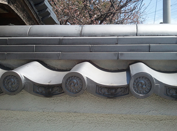 Sode Gawara Left, Japanese Ceramic Roof Tile Gable Left 4 pieces - 1 m1 - YO30010005