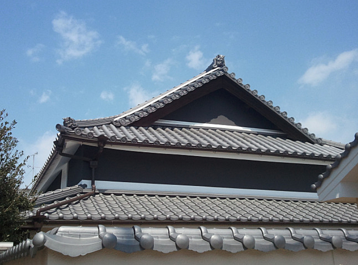 Sode Gawara Right, Japanese Ceramic Roof Tile Gable Right 4 pieces - 1 m1 - YO30010006