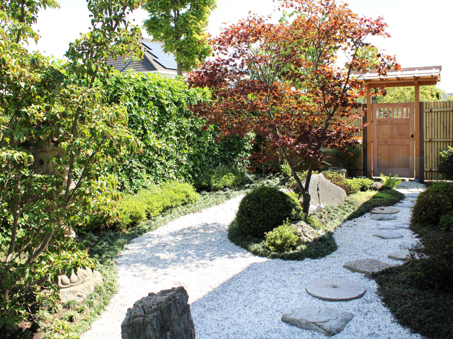 Uitzicht op een Japanse Zijtuin Landschap en Houten Poort Architectuur