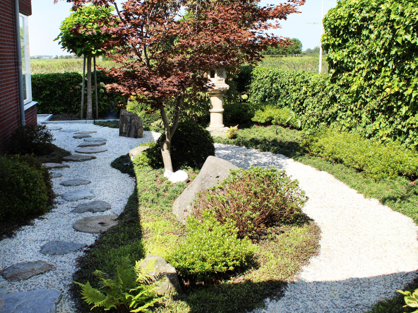 Japans Landschap met een Rode Esdoorn en Stenen Lantaarn