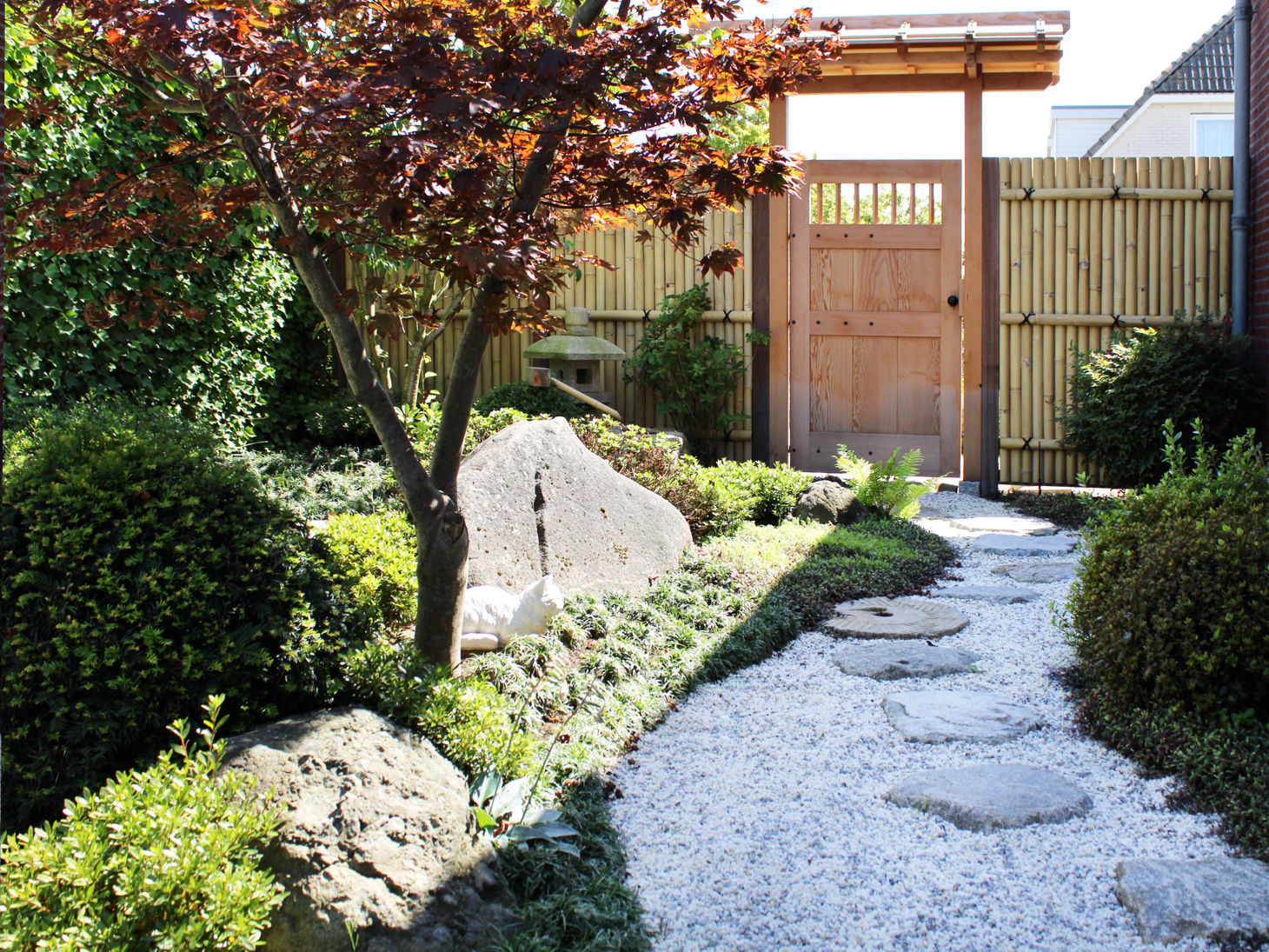 Japanse Houten Tuinpoort in een Traditioneel Landschap