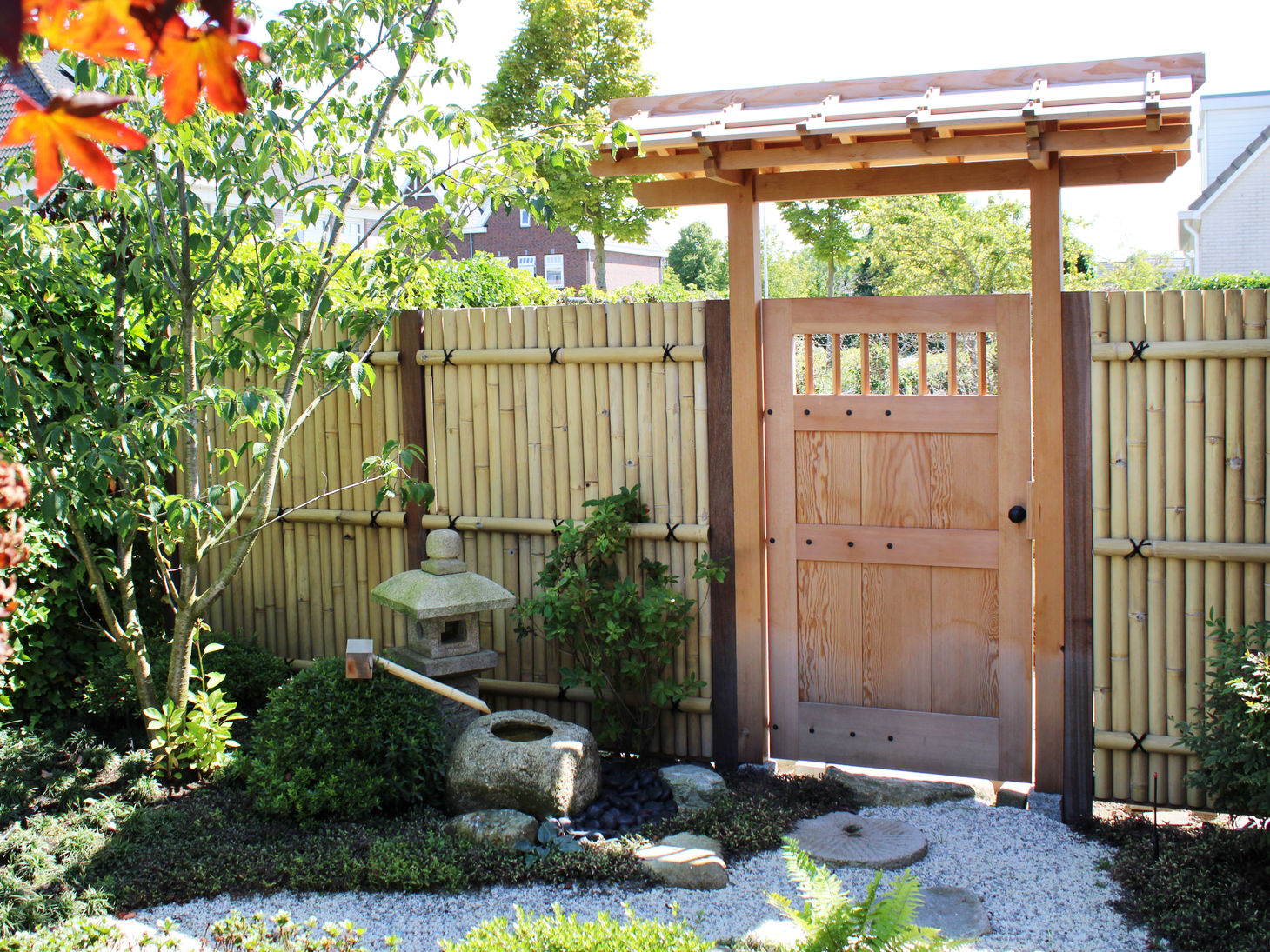 Traditionele Tsukubai en Houten Poort in een Authentieke Japanse Tuin