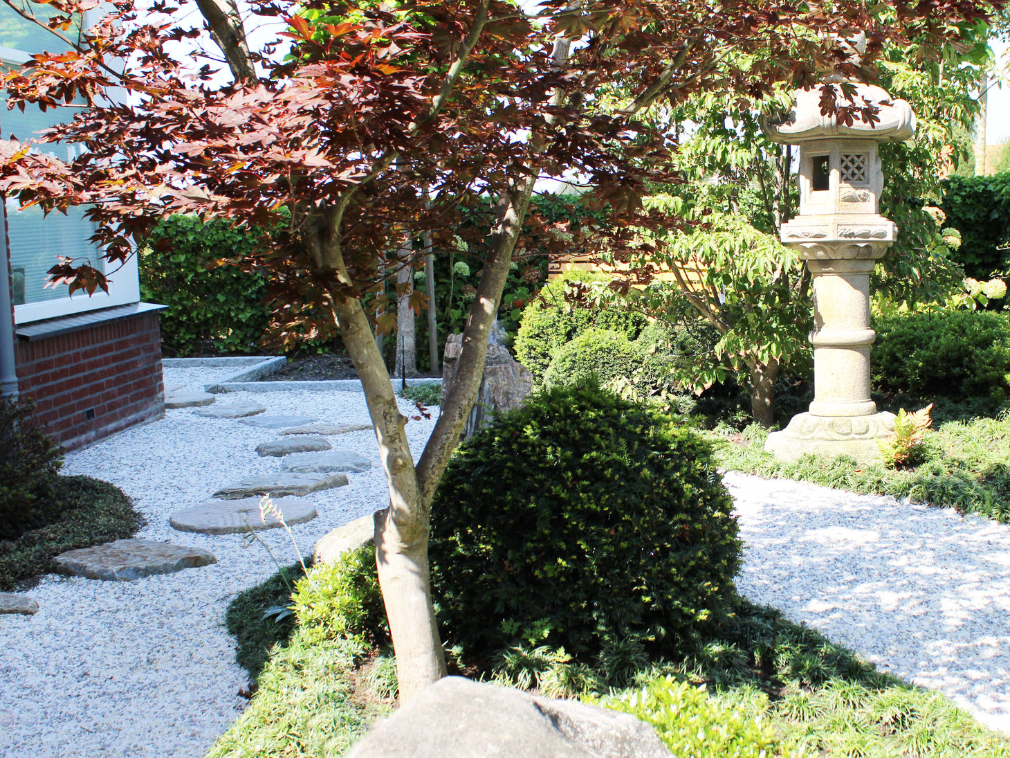 Traditionele Japanse Stenen Kasuga-lantaarn en Stapsteenpad in een Japanse Tuin