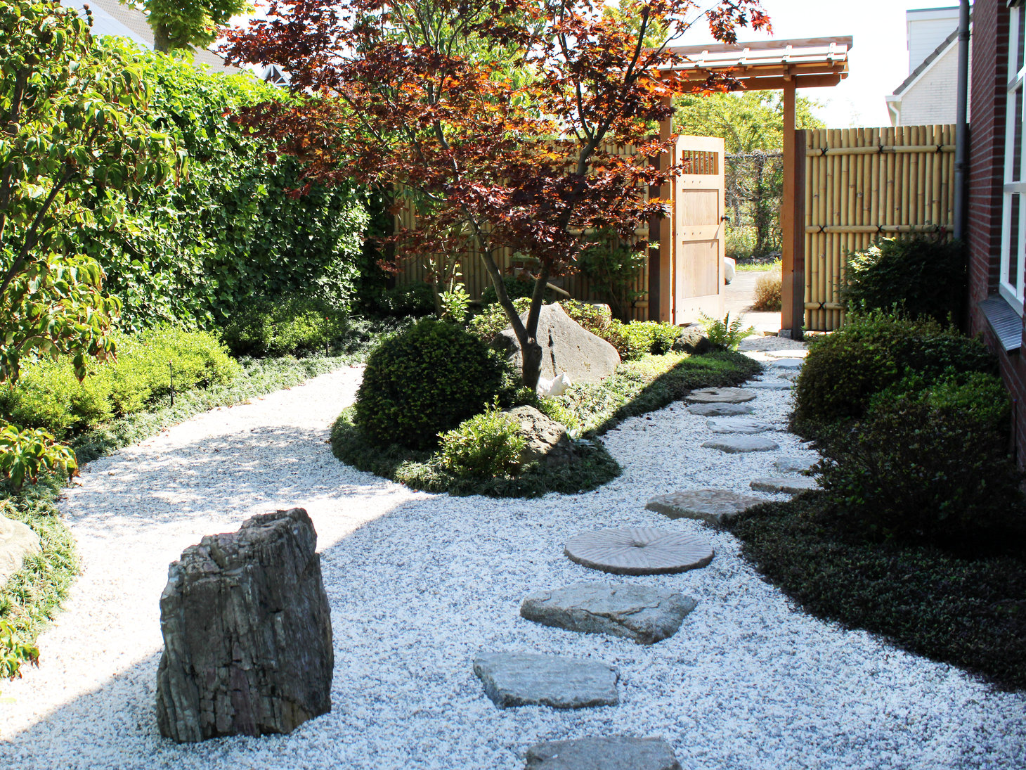 Open Tuinpoort in een Japans Landschap