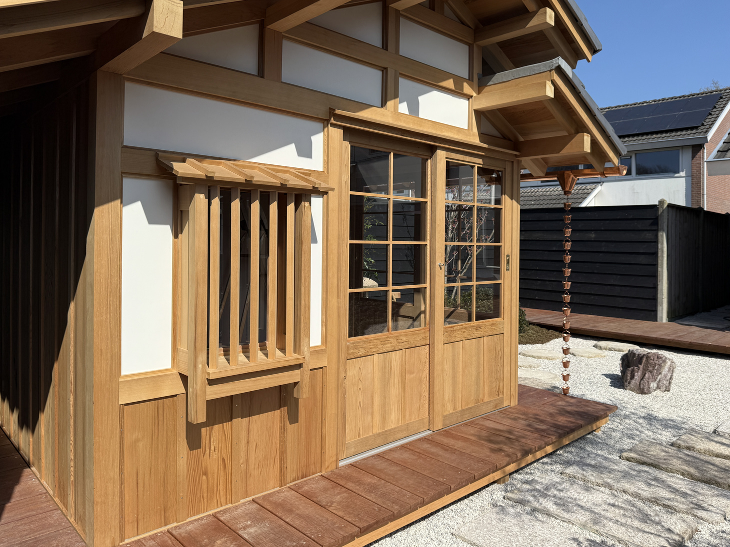 Roji tea garden featuring a Chashitu tea house with sliding doors