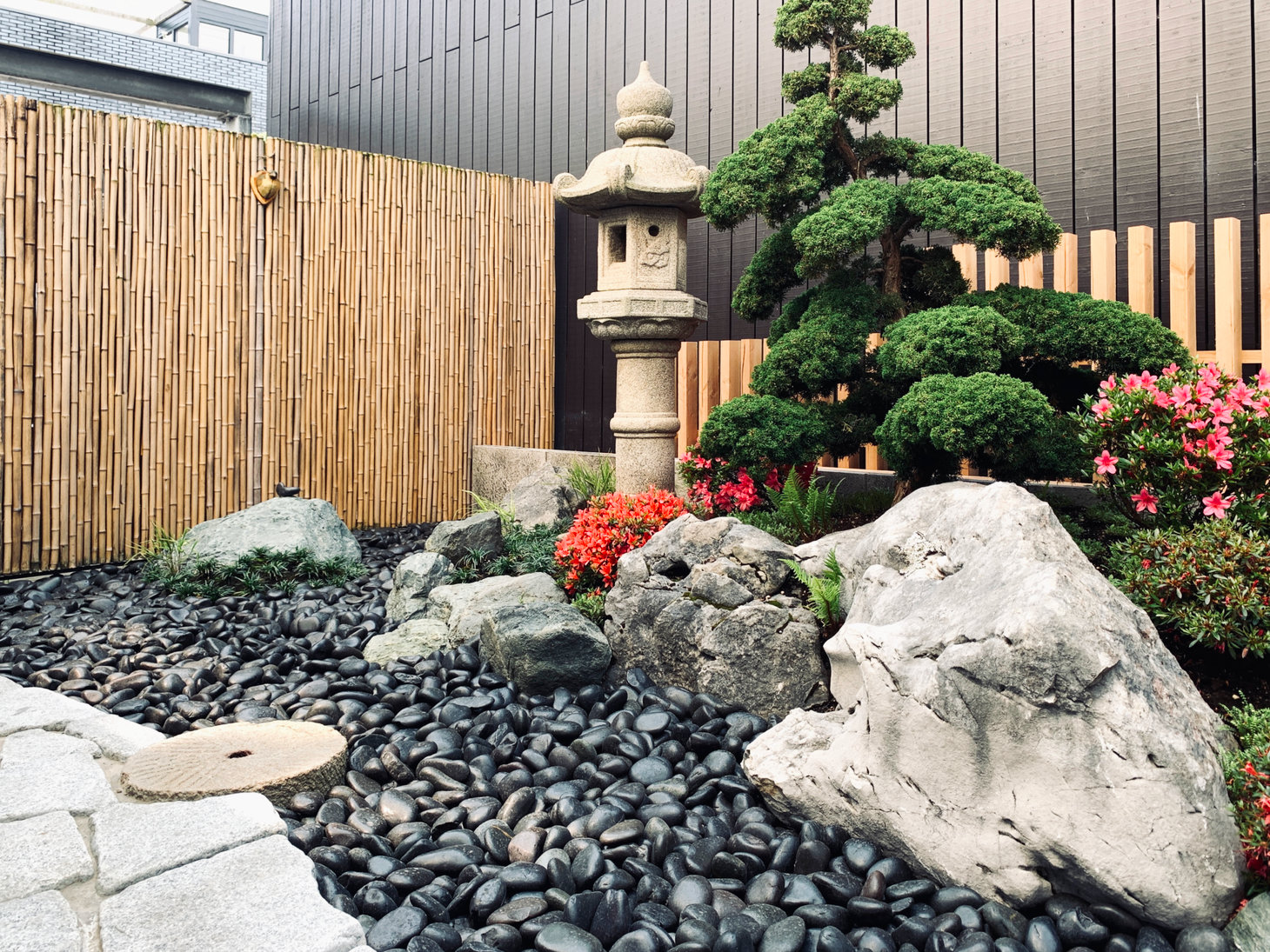 Overzicht van een Japans landschap met zwarte kiezels in Amsterdam