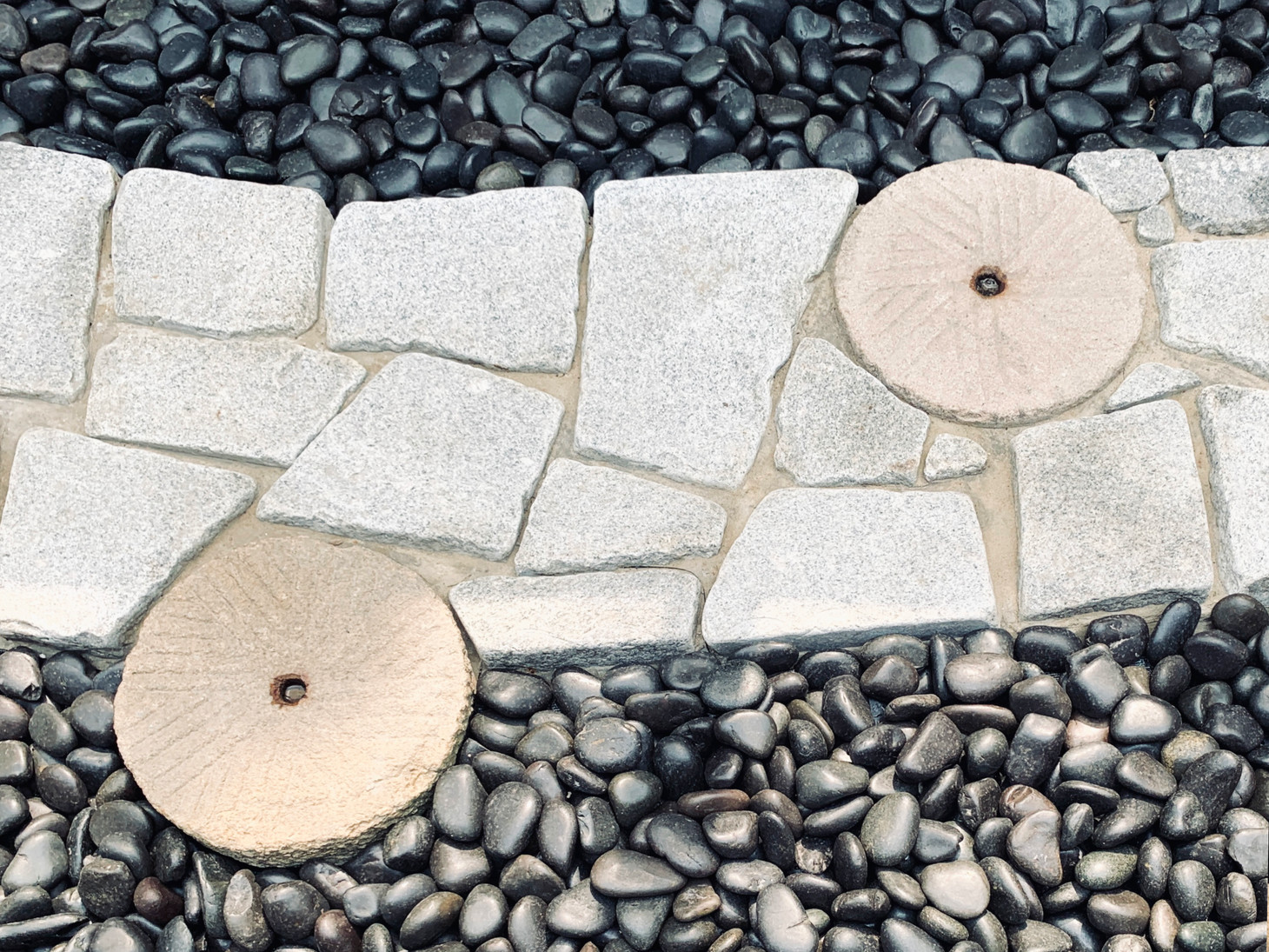 Een traditioneel Nobedan pad en zwarte kiezels in een Japanse tuin in Amsterdam